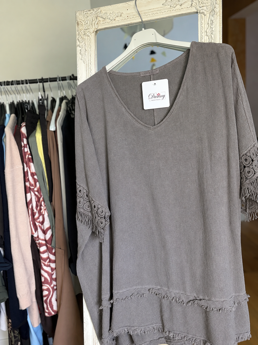 Top gris fluide à détails brodés