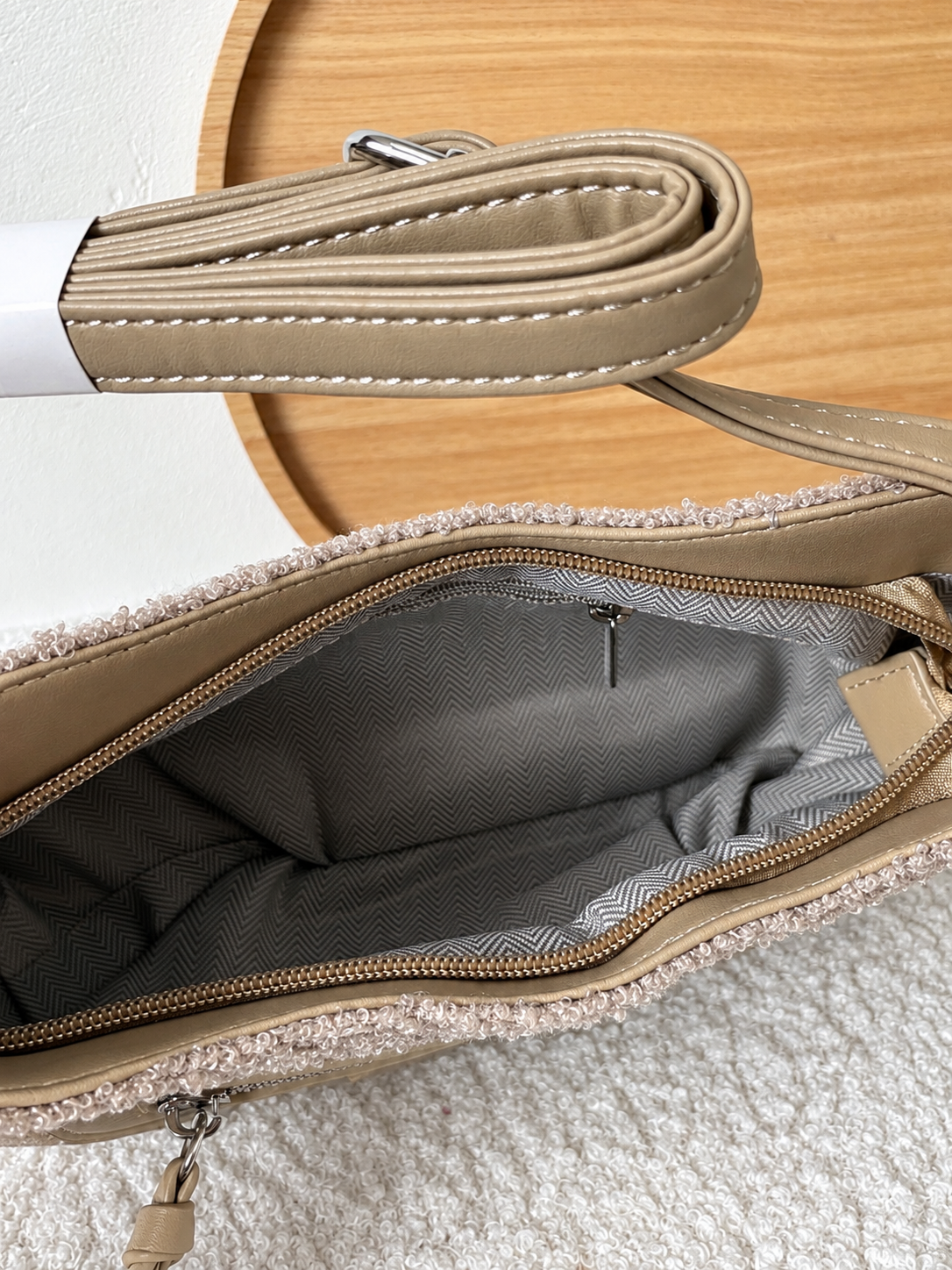 Sac bandoulière effet bouclette – Taupe