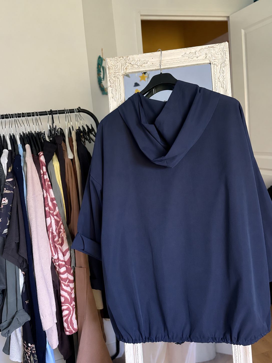 Veste coupe-vent à capuche bleu marine