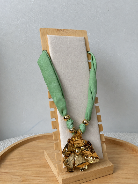 Collier fleur doré