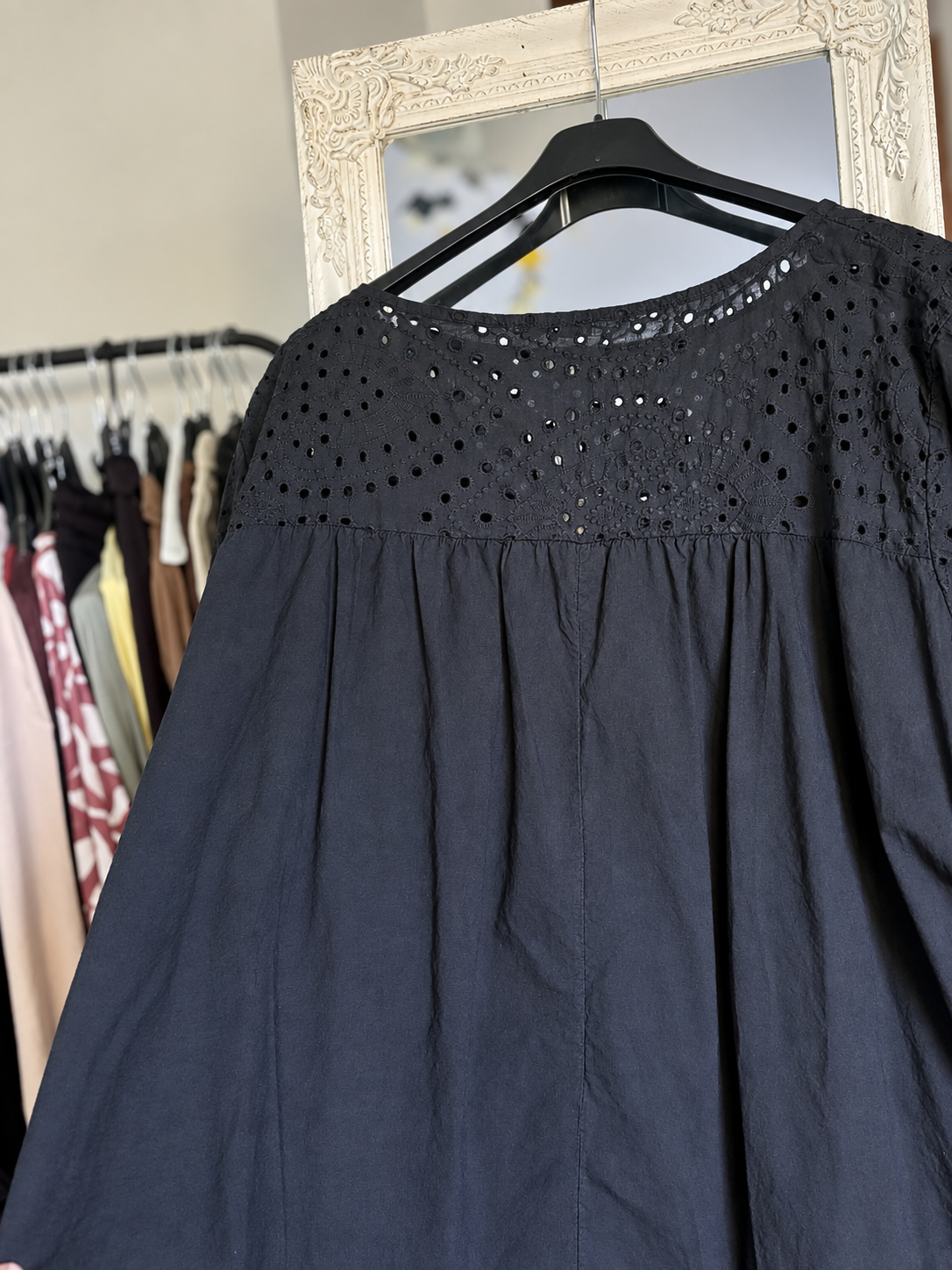Blouse noire brodée ajourée