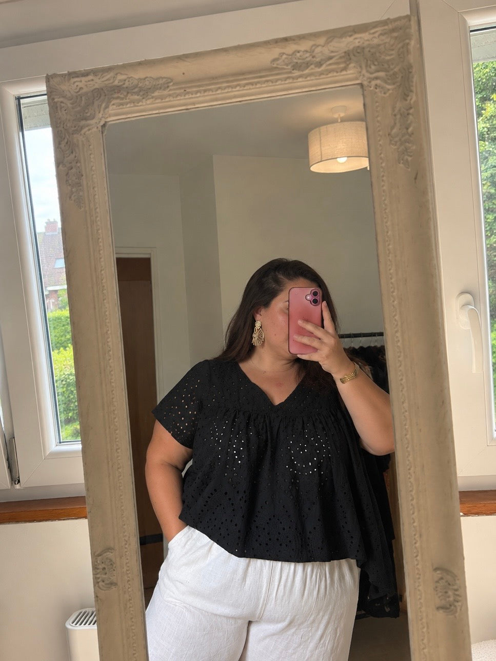 Blouse noire brodée ajourée