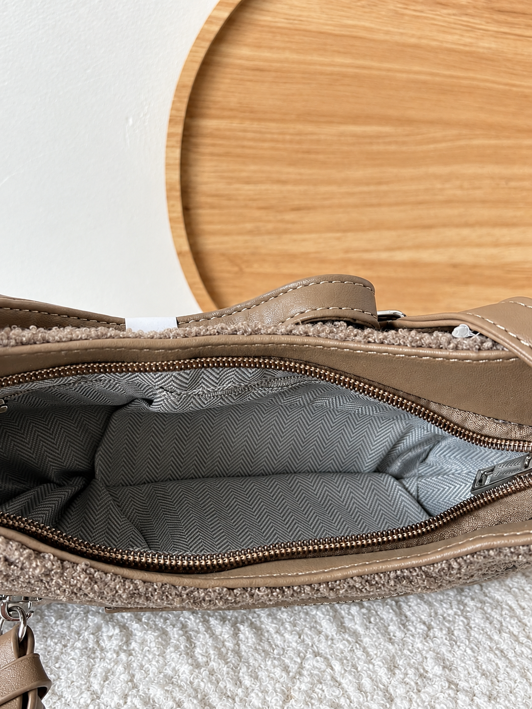 Sac bandoulière effet bouclette – Marron