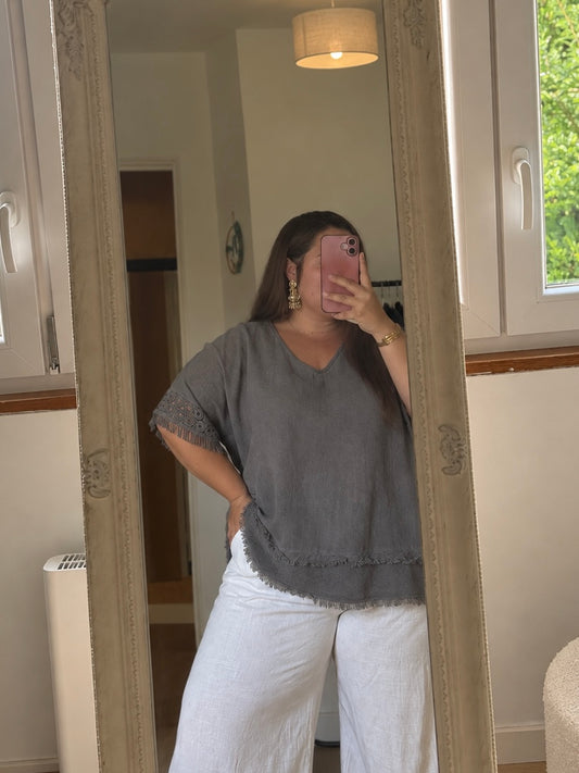 Top gris fluide à détails brodés