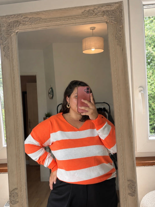 Pull orange à rayures blanches