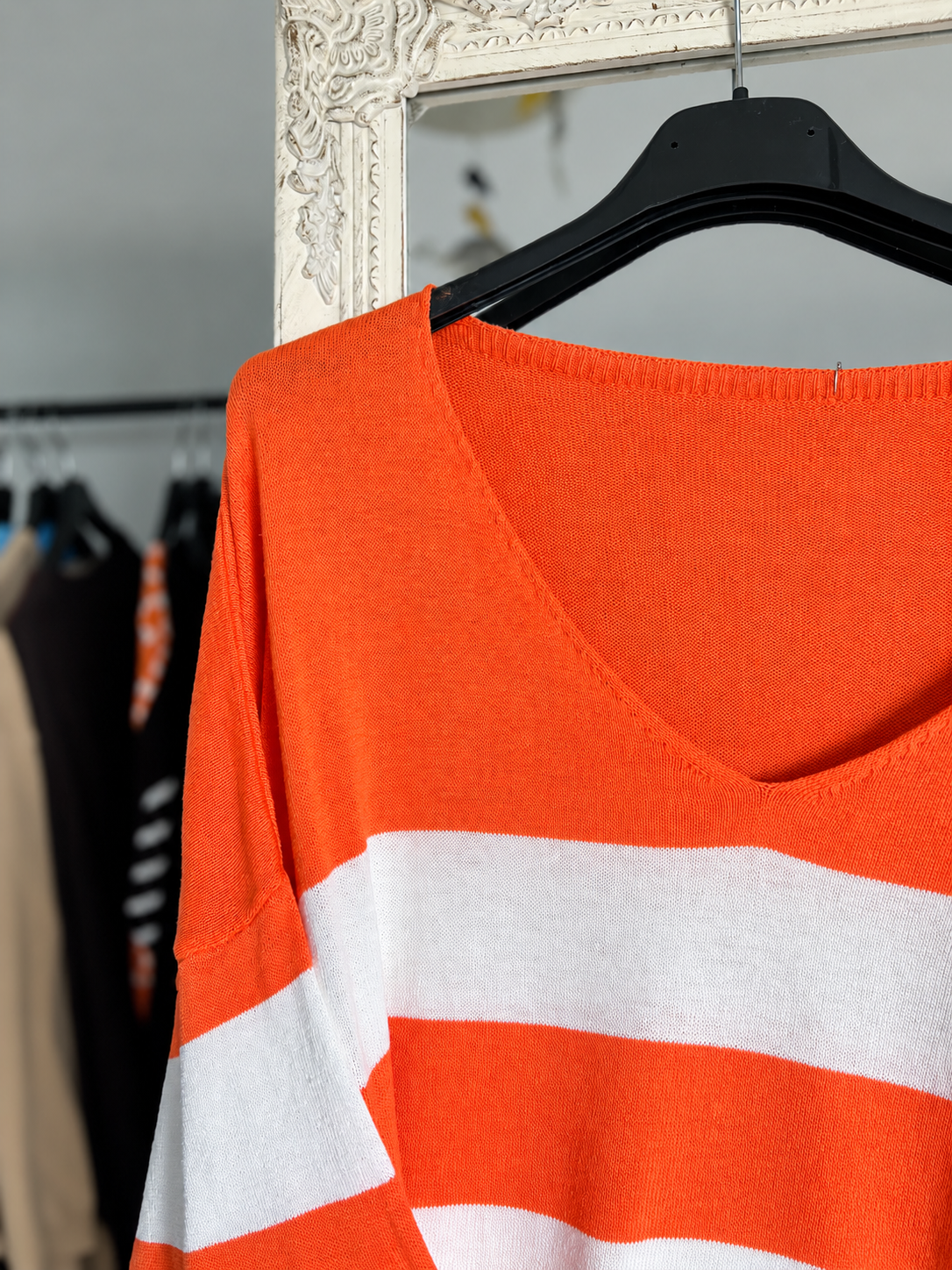Pull orange à rayures blanches