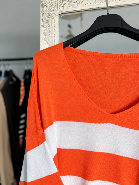 Pull orange à rayures blanches