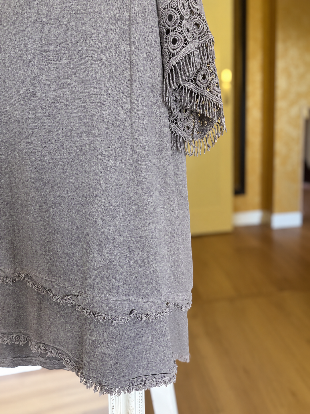 Top gris fluide à détails brodés